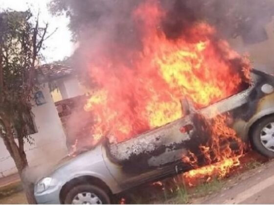 Carro pegando fogo.jpg