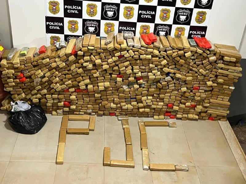 Polícia Civil apreende mais de 900 tabletes de maconha e desarticula depósito de drogas na região