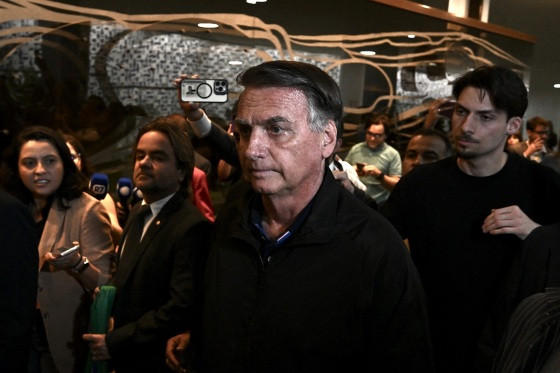 Com-risco-de-ser-preso-Bolsonaro-desiste-de-ir-a-C0134458400202507221120 (1).jpg