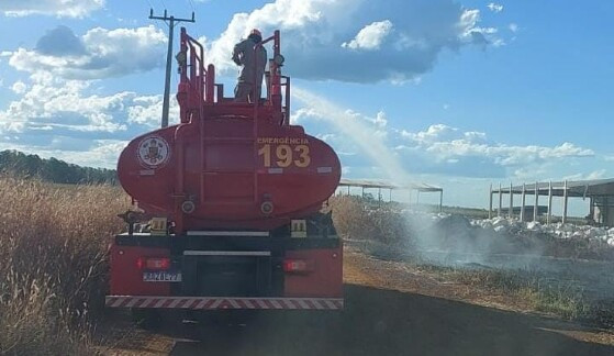 INCÊNDIO BOMBEIROS COMBATEM X.jpeg