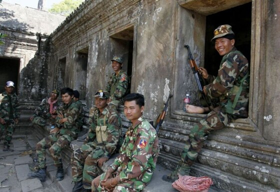 soldados_sentados_preah_vihear-1.0.74175442-gpLarge.jpg