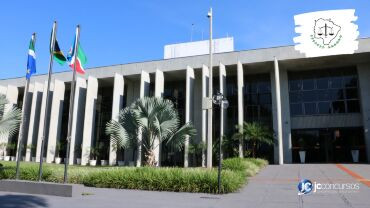 Justiça condena dupla sertaneja a pagar indenização a adolescente embriagado em palco