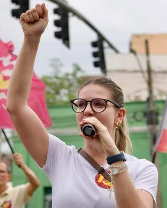 A jornalista Rafaela Fávaro é presidente do PSD Mulher em Mato Grosso e concorreu ao cargo de vice-prefeita de Cuiabá, em 2024, na chapa do deputado estadual Lúdio Cabral (PT).