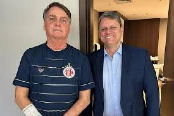 Tarcisio visita Bolsonaro.jpg