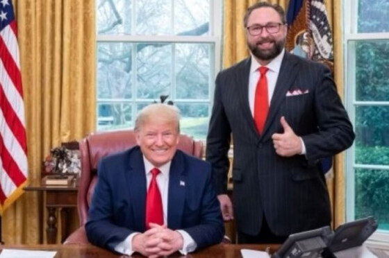 Trump e assessor.jpg