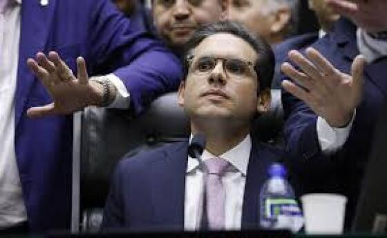 Hugo Motta mãos.jpeg