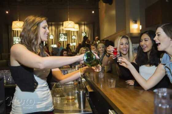 mulheres-bebendo-em-pe-e-bartender-mulher.jpg