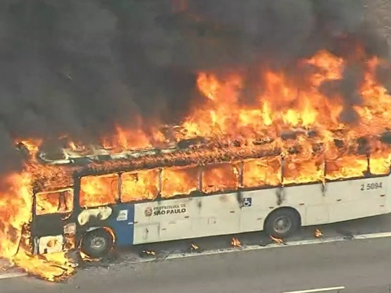 onibus-pega-fogo-em-sao-paulo-1633346799311_v2_4x3.jpg
