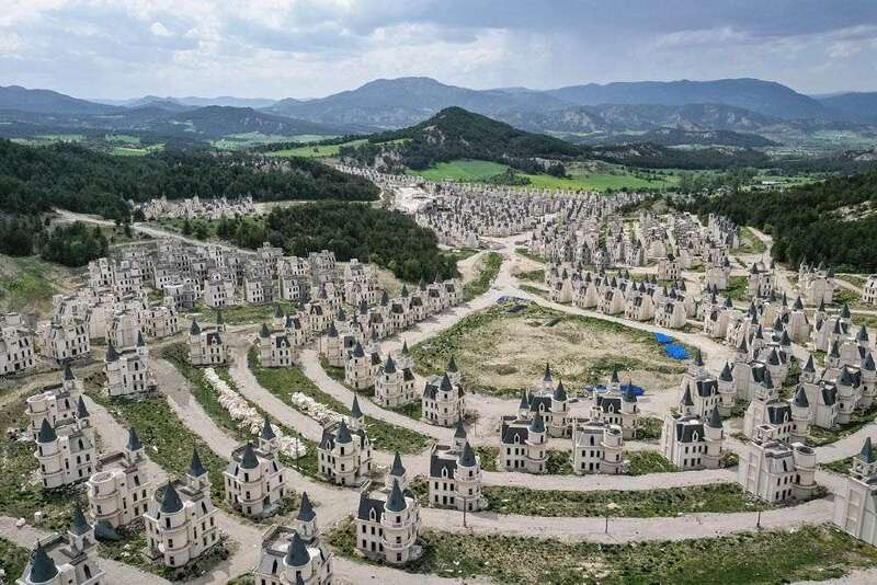 Como é Burj Al Babas, com mais de 500 castelos abandonados na Turquia