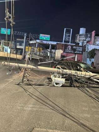 Na colisão, um poste derrubou outros dois, rompeu cabos de baixa e média tensão e danificou um transformador