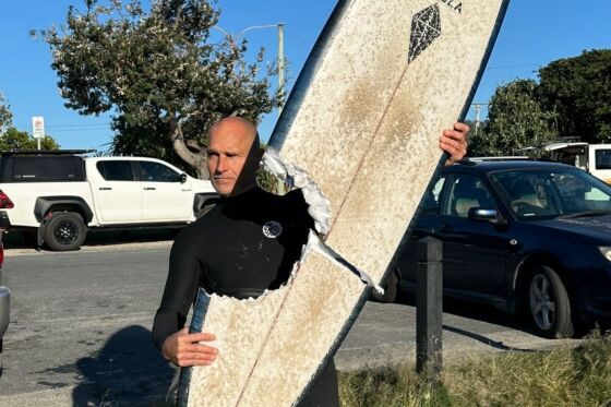 Surfista-escapa-de-ataque-de-tubarao-na-Australia-prancha-foi-mordida (1).jpg