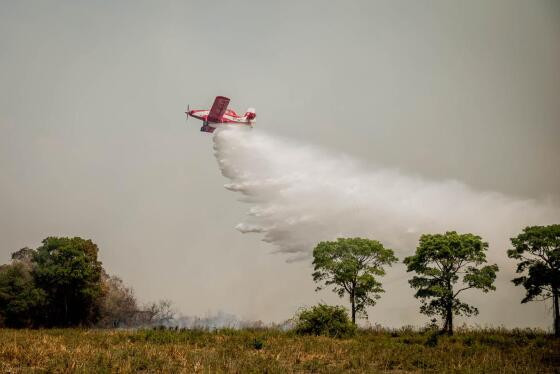 Bombeiros fogo avião.jpg