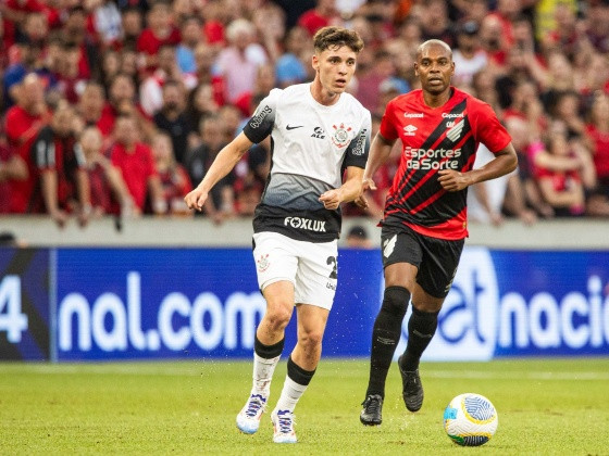 breno-bidon-do-corinthians-em-acao-no-jogo-contra-o-athletico-pr-pelo-brasileirao-1719175812329_v2_4x3.jpg