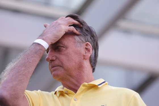 Bolsonaro mao na cabeça.jpg