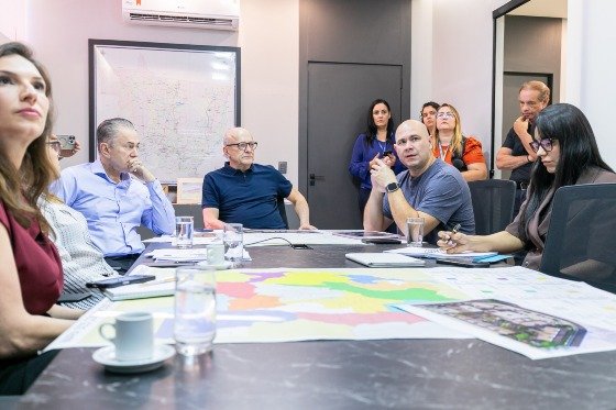 O prefeito de Cuiabá, Abilio Brunini (PL), em reunião com a presença do desembargador Orlando de Almeida Perri e do governador em exercício, Otaviano Pivetta (Republicanos).