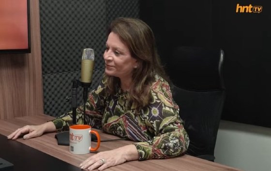 A cerimonialista de festas e casamentos de luxo, Izis Dorileo, no podcast HNT TV Entrevista.