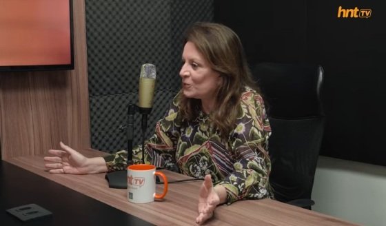 A cerimonialista de festas e casamentos de luxo, Izis Dorileo, no podcast HNT TV Entrevista.