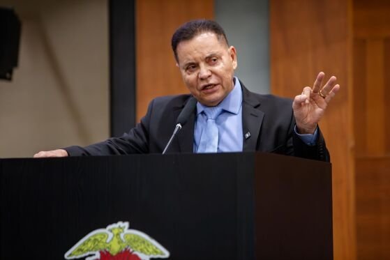 O deputado estadual Eduardo Botelho (União Brasil) na tribuna da Assembleia Legislativa (ALMT). 
