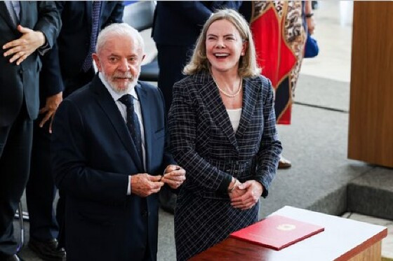 GLEISI HOFF.jpg