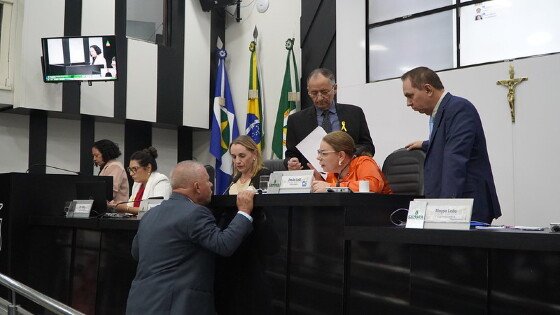 A presidente da Câmara de Cuiabá, Paula Calil (PL), conversa com o vereador Chico 2000 (PL)
