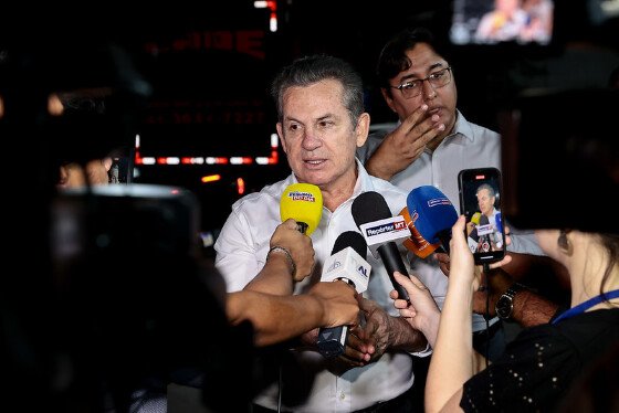O governador Mauro Mendes em coletiva.