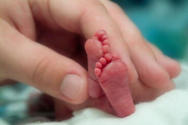 Recém-nascido prematuro é transferido para UTI Neonatal após decisão da Justiça