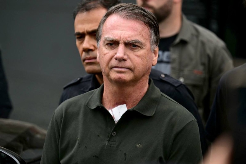 Bolsonaro passa mal e é levado para hospital 