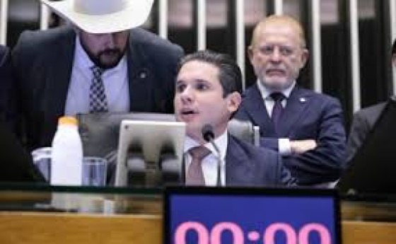 Centrão faz manobra e aprova voto secreto na PEC da Blindagem