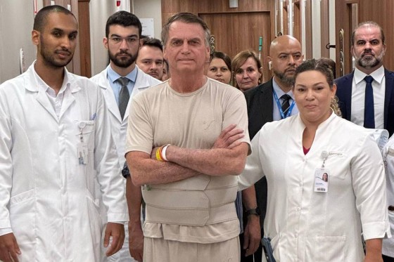 Bolsonaro e equipe médica.jpg