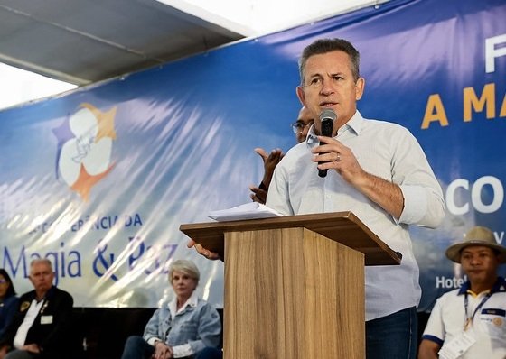 O governador Mauro Mendes (União Brasil) em agenda oficial no interior do estado