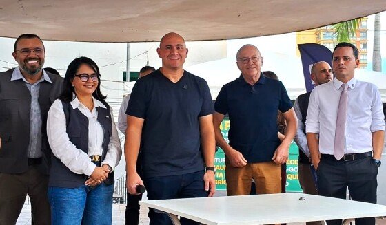 O prefeito de Cuiabá, Abilio Brunini (PL), e o vice-governador Otaviano Pivetta (Republicanos) na entrega de maquinários na Praça Alencastro.
