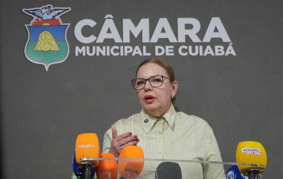 A presidente da Câmara de Cuiabá, Paula Calil, em coletiva de imprensa. 