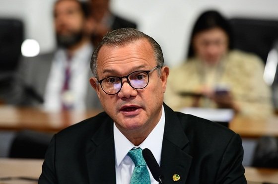 O senador Wellington Fagundes na Comissão de Educação