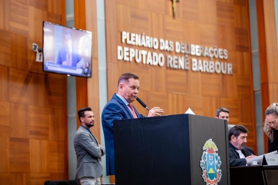 O deputado estadual Eduardo Botelho na tribuna da Assembleia Legislativa (ALMT).