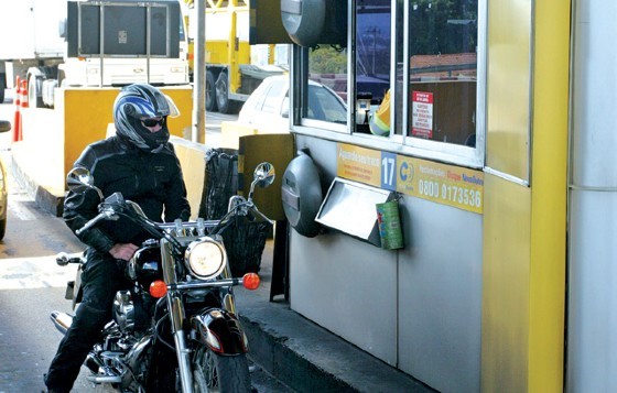 MOTOCICLISTA EM PEDAGIO.jpg