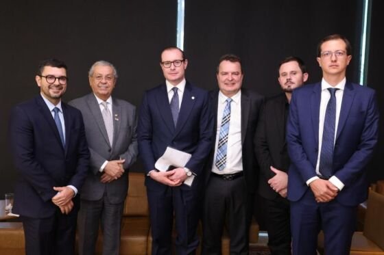 Ministro Cristiano Zanin ao centro, ao lado do Senador Jayme Campos e do deputado Max Russi