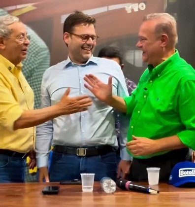 Os senadores Jayme Campos (União Brasil) e Wellington Fagundes (PL) durante entrega de maquinários em Várzea Grande. 