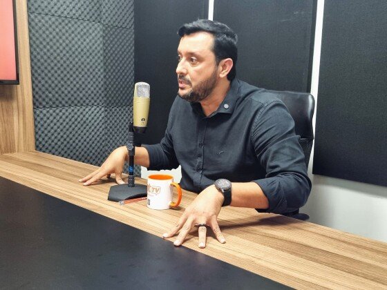 O secretário de Estado de Ciência, Tecnologia e Inovação (Secitec-MT), Allan Kardec (PSB), no podcast HNT TV Entrevista.