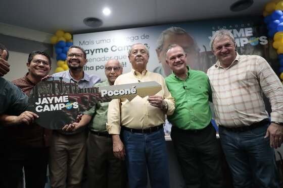 Da direita à esquerda: o secretário-geral do União Brasil, Dilmar Dal Bosco; o senador Wellington Fagundes (PL); o senador Jayme Campos (União Brasil); o deputado estadual Júlio Campos (União Brasil); e lideranças de Poconé.