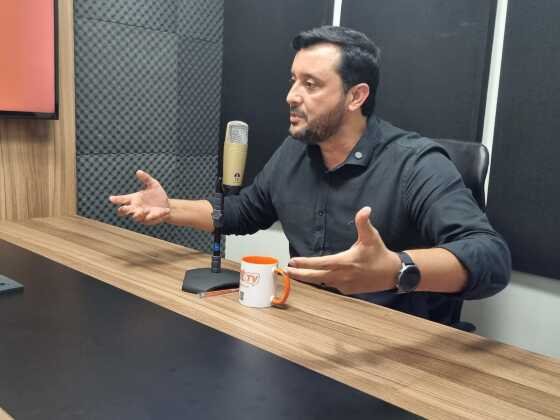 O secretário de Estado de Ciência, Tecnologia e Inovação (Secitec-MT), Allan Kardec (PSB), no podcast HNT TV Entrevista.