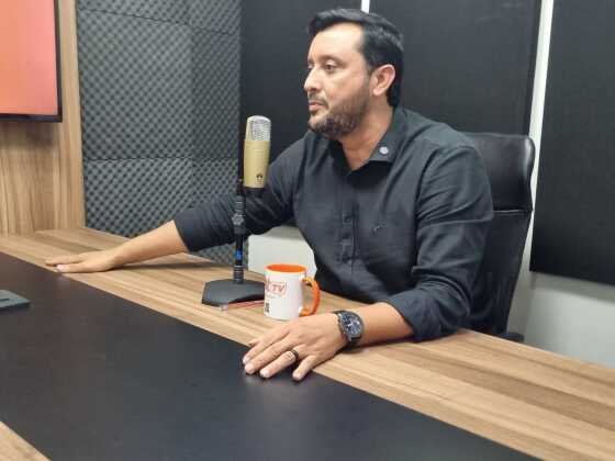 O secretário de Estado de Ciência, Tecnologia e Inovação (Secitec-MT), Allan Kardec (PSB), no podcast HNT TV Entrevista. 