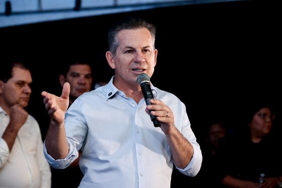 O governador Mauro Mendes (União Brasil) em discurso no interior do estado.