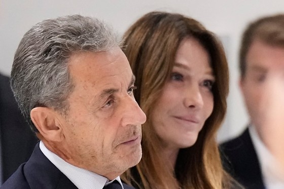 Sarkozy e esposa.jpg