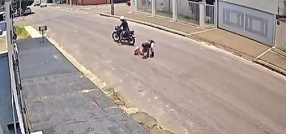 TENTOU ROUBAR ADOLESCENTE.jpg