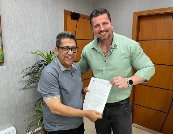 O presidente estadual do PL em Mato Grosso, Ananias Filho, ao lado do vereador por Cuiabá, Rafael Ranalli, entregando ofício com a intenção de pleitear o Senado. 