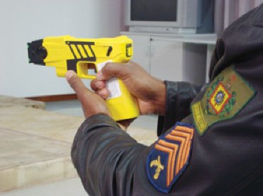 Cabo da PM que chutou e eletrocutou menor com taser tem pena anulada pela Justiça