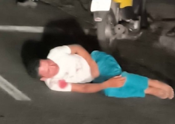 O suspeito tentou fugir após esfaquear uma mulher, mas foi contido por moradores.