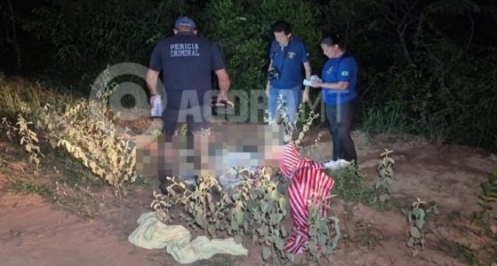 O corpo foi encontrado enrolado em lençol em área de vegetação. 