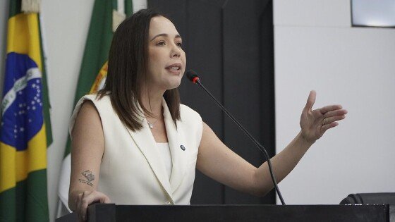 A vice-presidente da Câmara de Cuiabá Maysa leão na tribuna do plenário. 