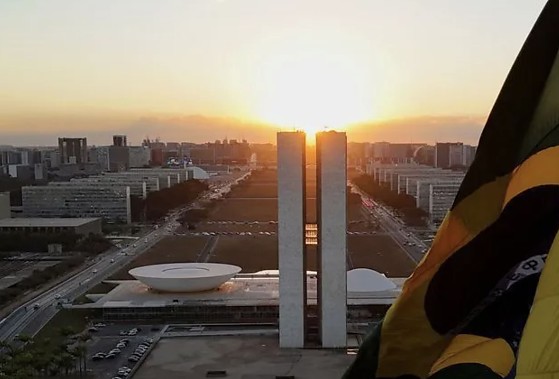 brasil-lidera-em-supersalarios-3 (1).jpg